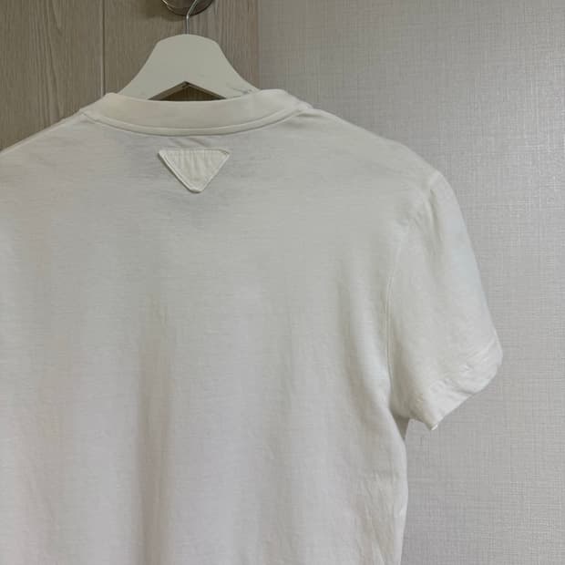 프라다 백로고 반팔티