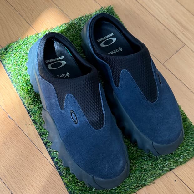 오클리 팩토리 팀 x 브레인 데드 스웨이드 찹 쏘우 뮬 네이비 블랙