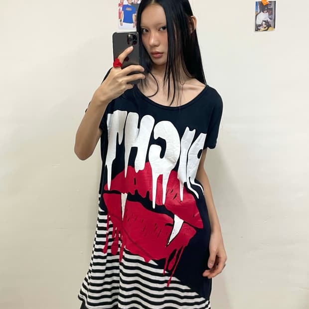 Right Dracula Lip Stripe T-shirt
