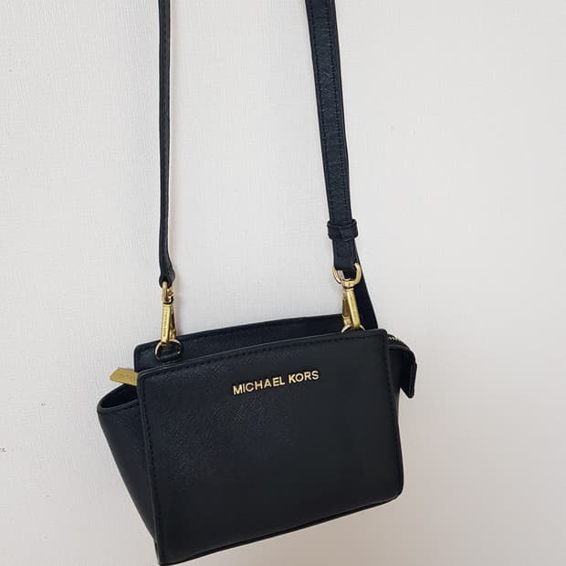 마이클코어스 미니 크로스백--정품