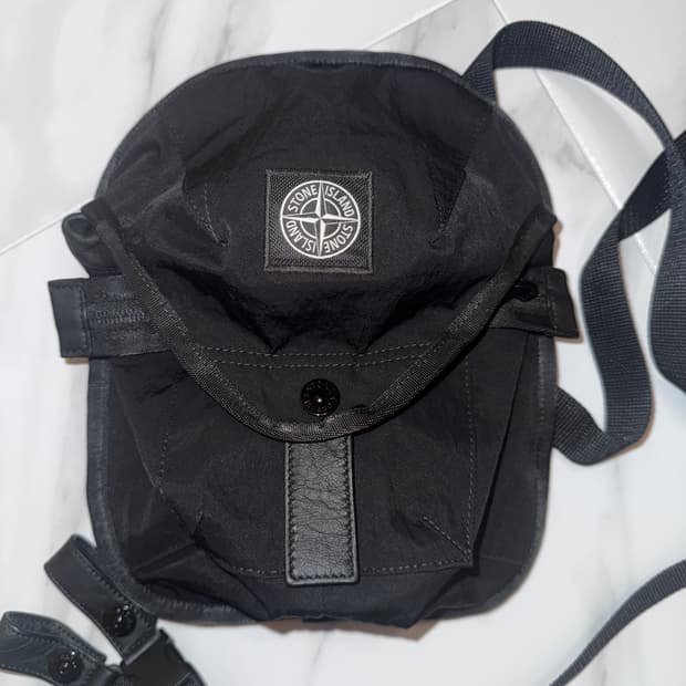 스톤 아일랜드 아플리케 크로스 벨트백 (블랙)