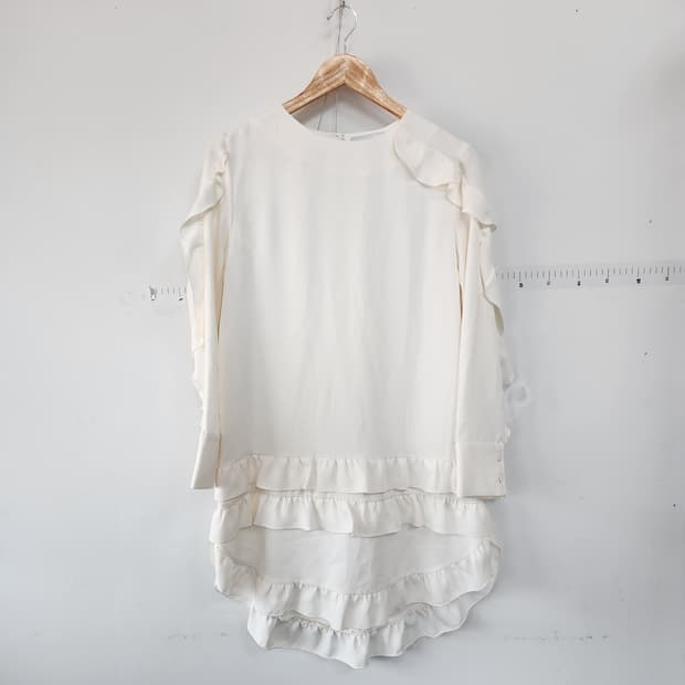 럭키슈에뜨 아이보리 프릴 블라우스