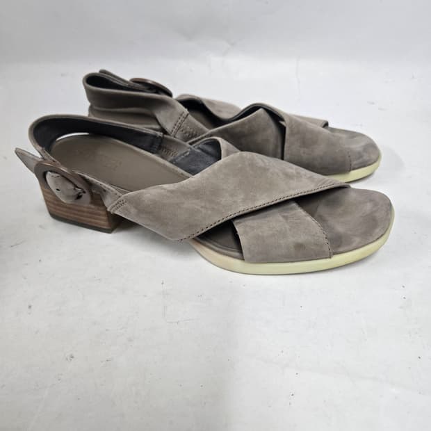  37거의새제품)스웨이드 스트랩 샌들 37