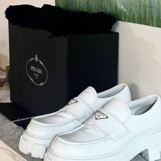 프라다 모놀리스 브러시드 로퍼 화이트 풀박스