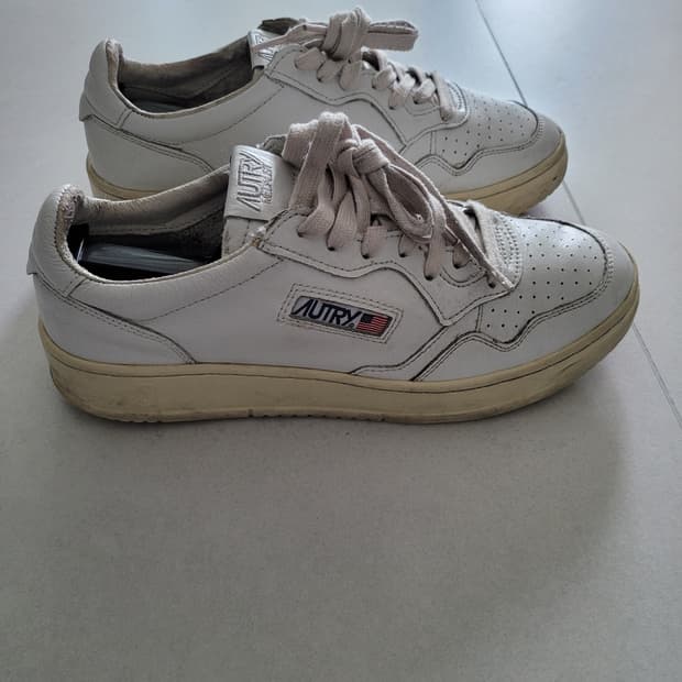 [판매] 시간이 흐를수록 멋진, 오트리 메달리스트 화이트 (43 사이즈)