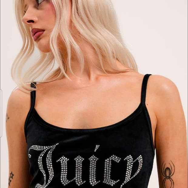 (미사용) 쥬시꾸뛰르 시그니쳐 큐빅 로고 민소매 크롭 탑 S size