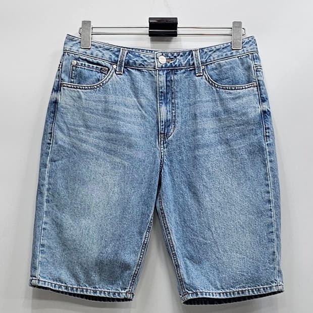 GUESS 22SS 게스 워싱 데님 버뮤다 팬츠 / 여 28 라이트블루