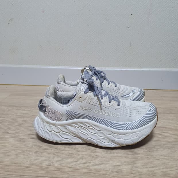 뉴발란스 프레쉬 폼 모어 트레일 v3 235