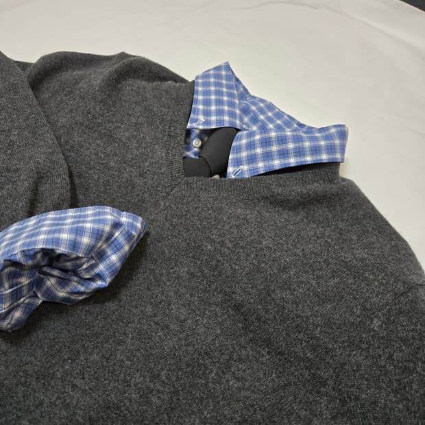 유니클로 캐시미어 V넥 스웨터 다크 그레이