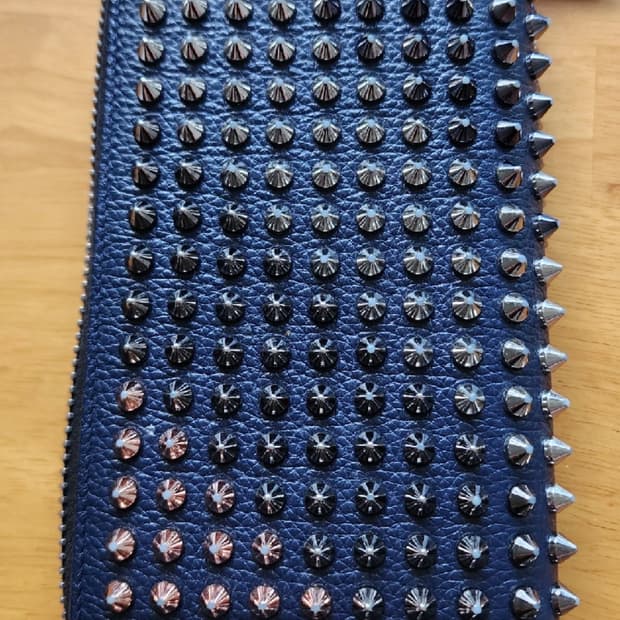 크리스챤 루부탱 스터드 장지갑