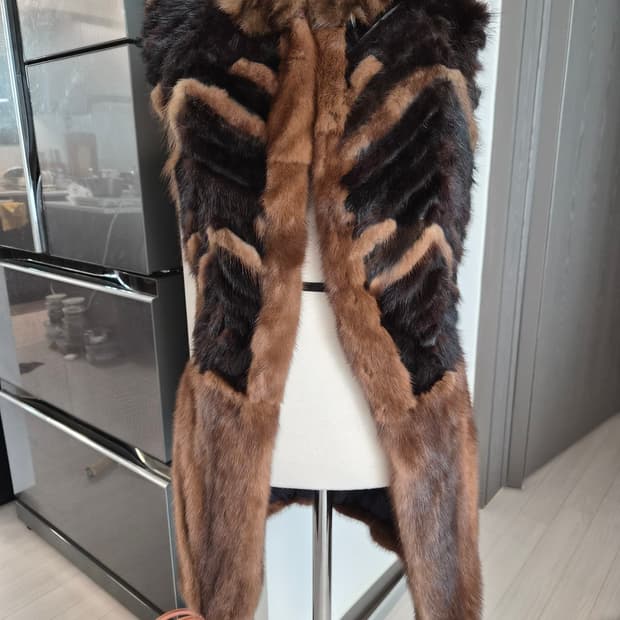 천연 밍크 베스트 - 세련된 배색 디자인