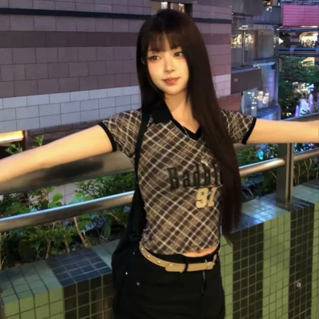 배드블러드 빈티지 클럽 브이넥 체크 티셔츠 - 브라운