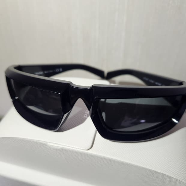 25YS 프라다 런웨이 선글라스 블랙