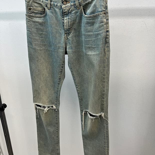 29) 생로랑 디스진 