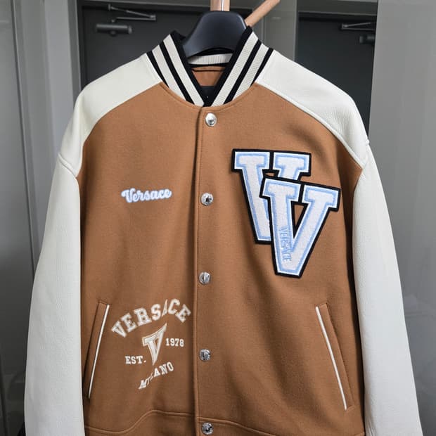 베르사체 23FW 울가죽 바시티 패디드 자켓 52사이즈