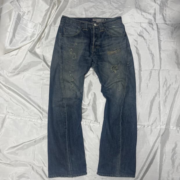Levi’s Engineered Damage Washing Jeans