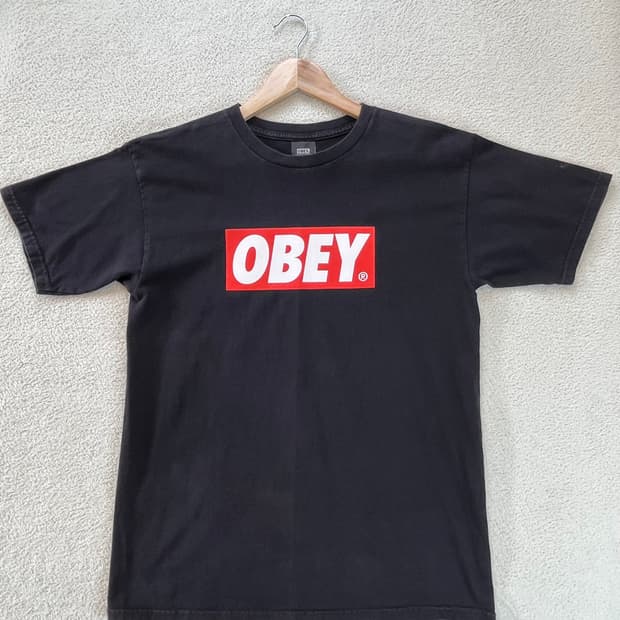 오베이 로고 프린팅 반팔티 블랙