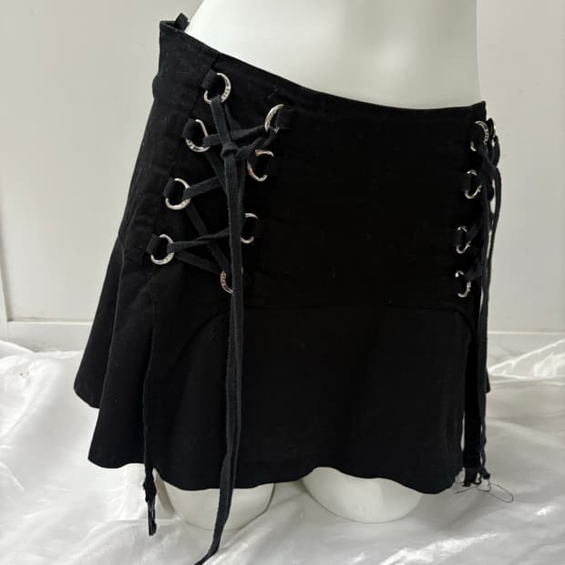 아일렛 포인트 블랙 스커트