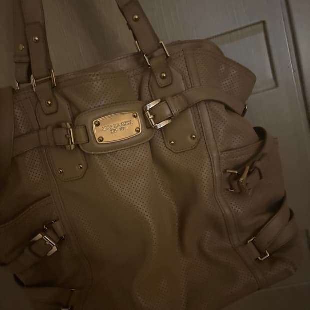 마이클코어스 빈티지 펀칭 레더 숄더백 베이지