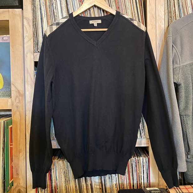 버버리 타탄체크 숄더패치 브이넥 니트