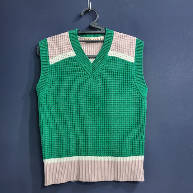 마르니 유니클로 브이넥 베스트