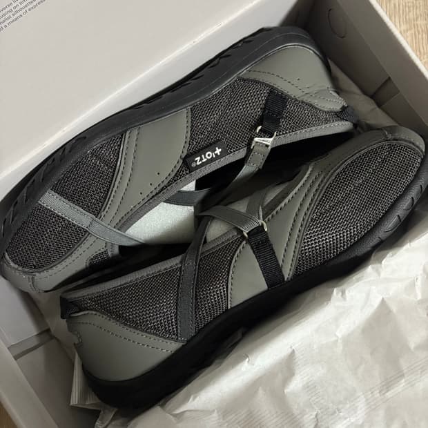 오찌 로마리 밴딩 플랫 다크 그레이 240mm