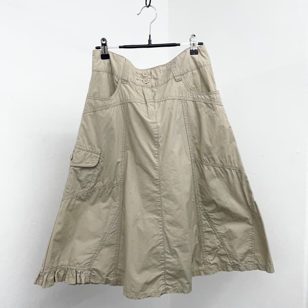 베이지 포켓 프릴 카고 스커트