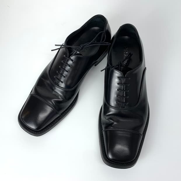 프라다 스퀘어토 더비 슈즈