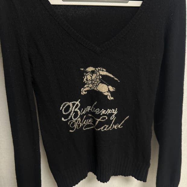 버버리 블루라벨 브이넥 큐빅 로고 니트