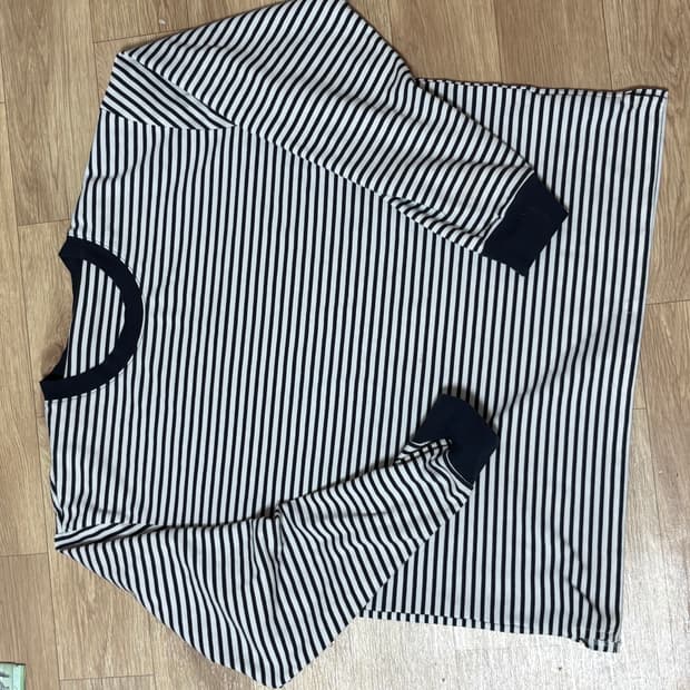 유니클로 스트라이프 롱슬리브 네이비