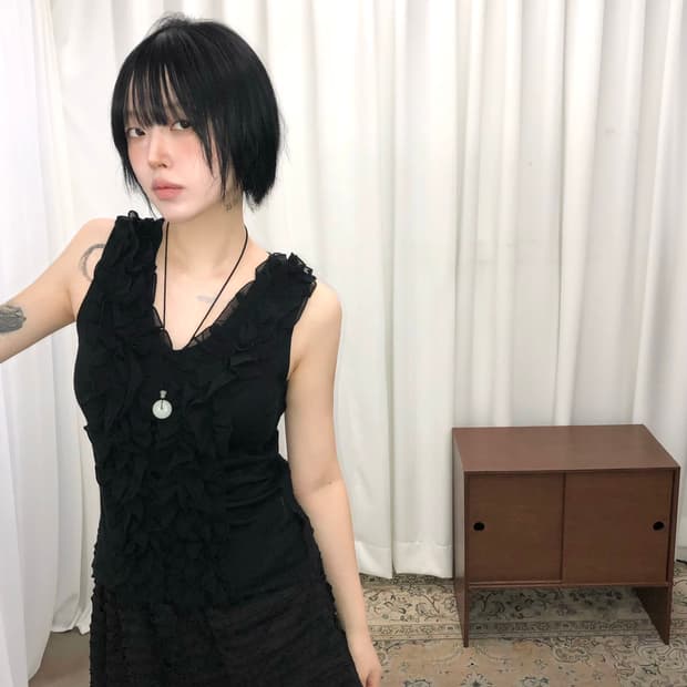 블랙 프릴 플라워 나시