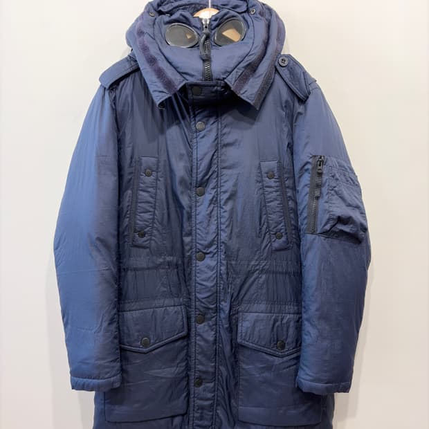 C.P. 컴퍼니 고글 하프 다운 패딩 자켓