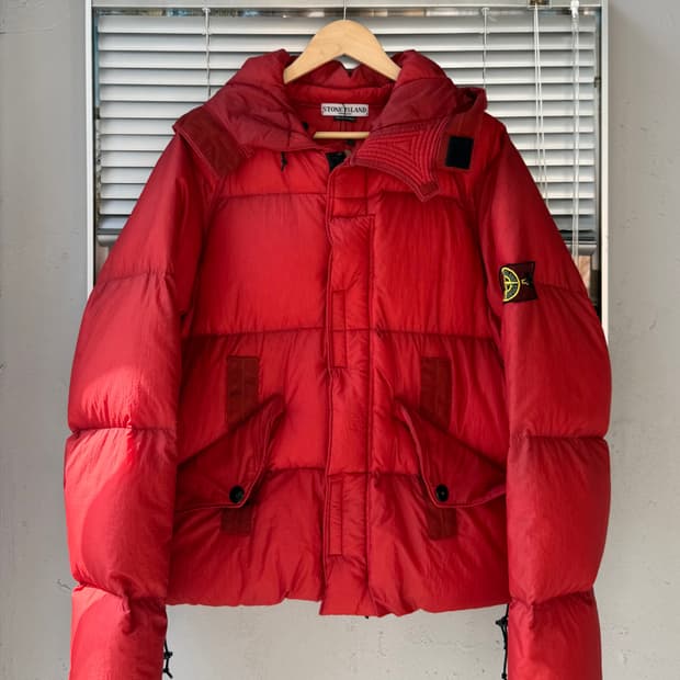 STONE ISLAND mesh badge red puffer 자켓