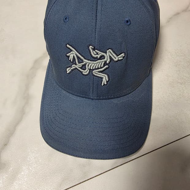 아크테릭스 스켈레톤 캡 블루 FLEXFIT L/XL 상태좋음