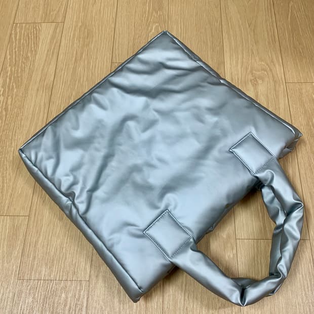 실버 패디드 토트백