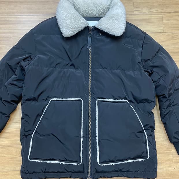 빈폴스포츠 양털 카라 숏패딩 90사이즈입니다. 카라와 주머니에 양털 디테