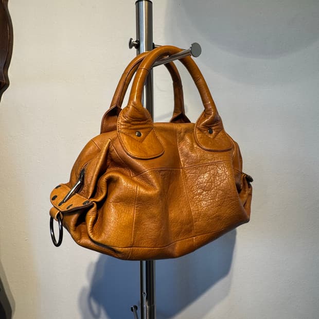 라이트 브라운 스터드 토트백