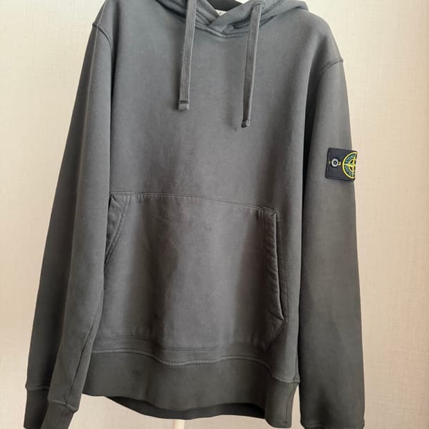 스톤 아일랜드 차콜 후드티