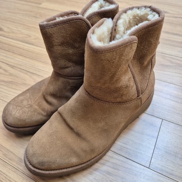 어그 브라운 부츠 245mm입니다. 
부츠 안쪽에 털이 있어서 따뜻하게 