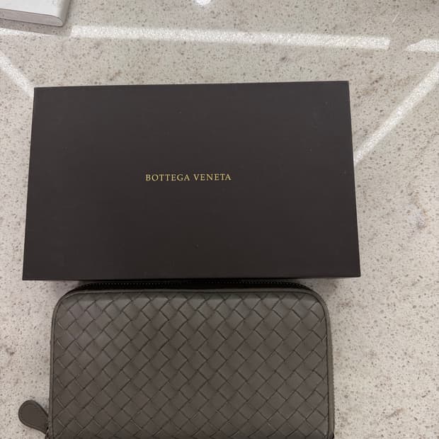 보테가베네타 인트레치아토 집업 장지갑