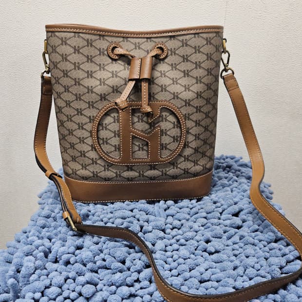 헤지스 헤리아토H 레더 패치 시그니처 패턴 버킷백21*23*13
