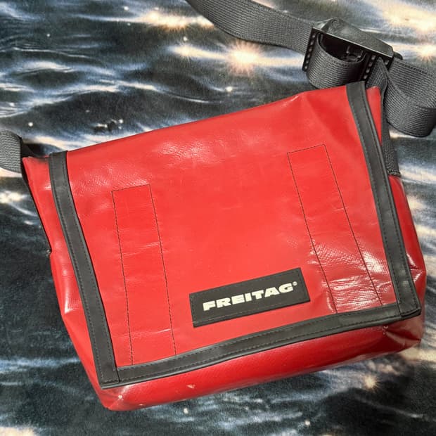 프라이탁 라씨 레드