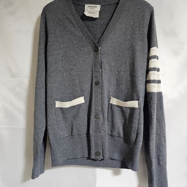 톰브라운 시그니처 아이템인 4바 가디건