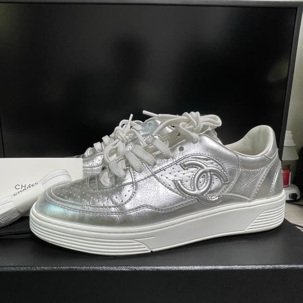 [38.5] 샤넬 CC 로고 포스 라미네이트 실버 스니커즈