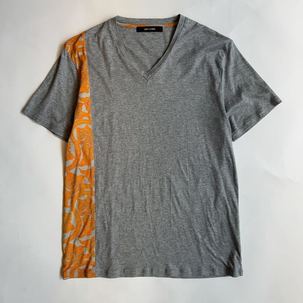 GREY V-NECK TEE WITH PAISLEY PANEL