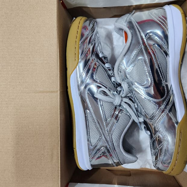 새상품 나이키 가토 LV8 메탈릭실버 245사이즈