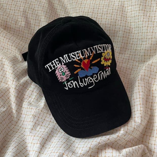 더뮤지엄비지터 존버거맨 볼캡