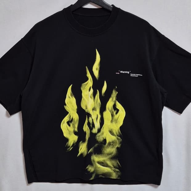 L (100) 시스템 블랙 불꽃 반팔티