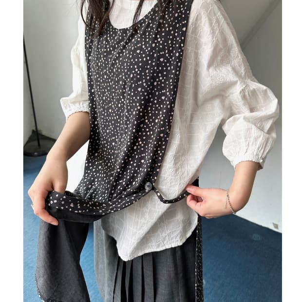Patterned design sleeveless layer long t