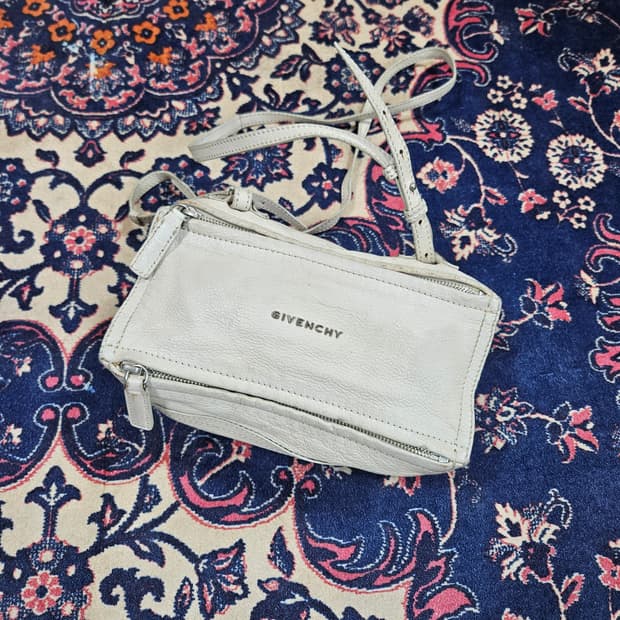 지방시 미니 판도라 큐브 크로스백 24 x 11 x 11 size